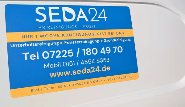 Nahaufnahme der SEDA24-Fahrzeugbeschriftung mit Telefonnummer und Standort Gaggenau