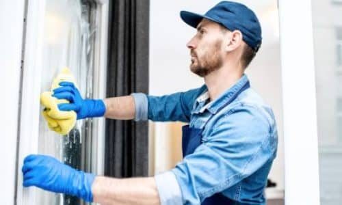 Professioneller Fensterputzer bei der Arbeit in Rastatt, SEDA24 Fensterreinigung